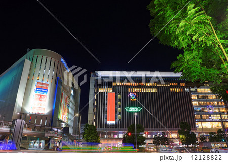 夜の福岡市博多駅周辺 福岡バスターミナル方面を撮影 夜の福岡市博多駅周辺 福岡バスターミナル方面を撮影 42128822