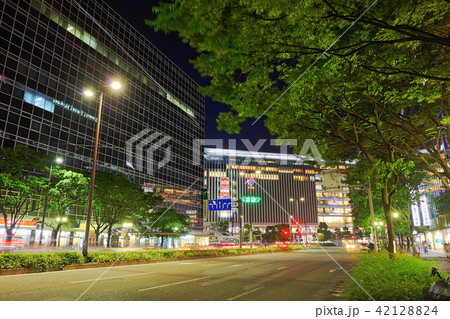 夜の福岡市博多駅周辺 大博通りから博多駅を撮影 夜の福岡市博多駅周辺 大博通りから博多駅を撮影 42128824