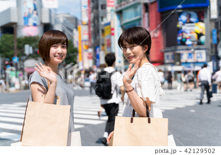 東京 渋谷スクランブル交差点 女性2人 ショッピング イメージの写真素材