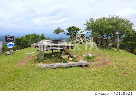 阪神の最高峰、大野山(おおやさん)山頂 / 標高753m地点の展望所 阪神の最高峰、大野山(おおやさん)山頂 / 標高753m地点の展望所 42129921