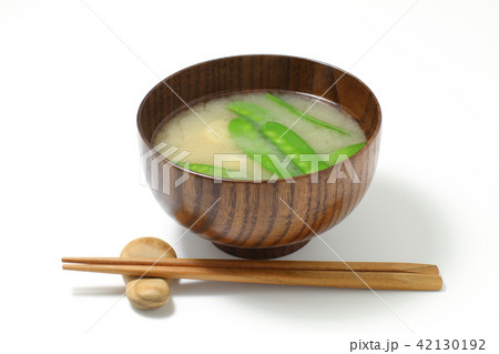 みそ汁、絹さやえんどうの味噌汁、白バック みそ汁、絹さやえんどうの味噌汁、白バック 42130192