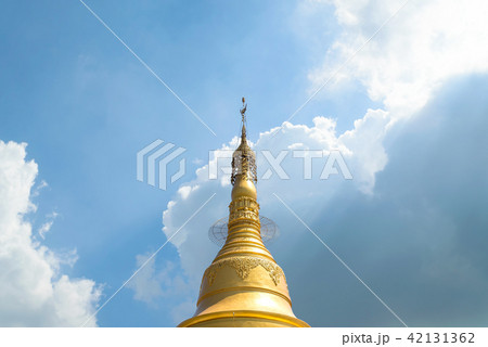Golden Pagoda at Wat Sao Roi Ton (Wooden Temple) Golden Pagoda at Wat Sao Roi Ton (Wooden Temple) 42131362
