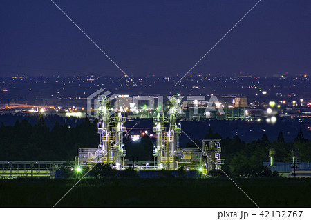 長岡市越路原からの工場夜景と新潟市方面の夜景の写真素材