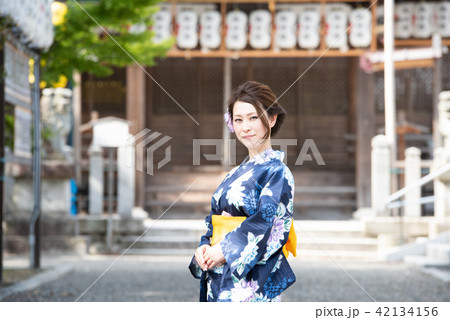 浴衣の女性と神社 42134156