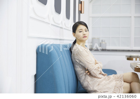 若い女性 韓国人 テーブル 42136060
