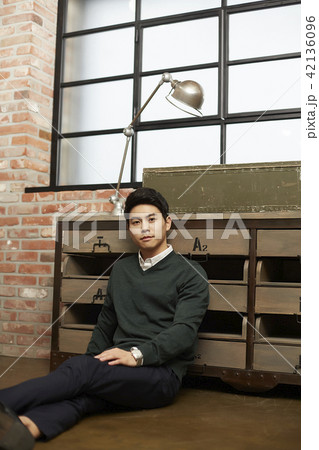 20代 韓国人 座る 42136096