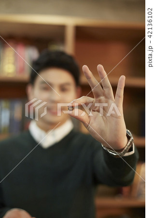 若い男 若い男性 コーヒー 42136102