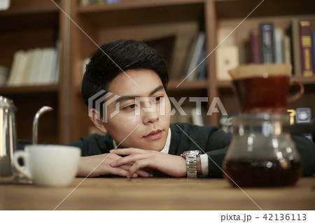 生活 若い男 若い男性 42136113