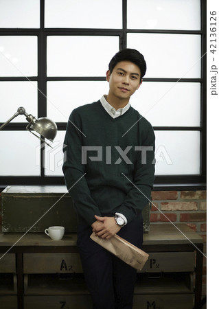 韓国人 座る 若い男 42136126