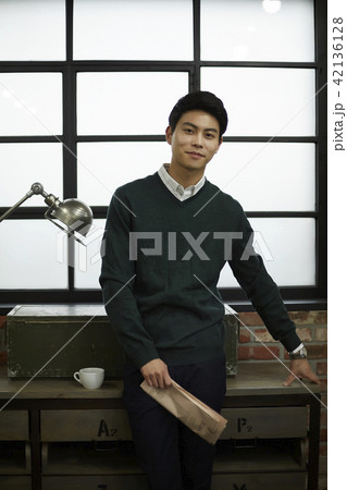 韓国人 若い男 若い男性 42136128