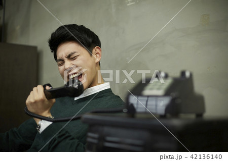 若い男 若い男性 電話 42136140