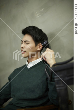 若い男 若い男性 電話 42136141