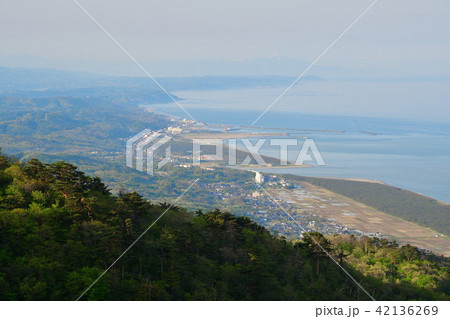 海沿いの街並み（新潟県） 42136269
