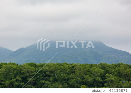 厚い雲と山並み 厚い雲と山並み 42136871