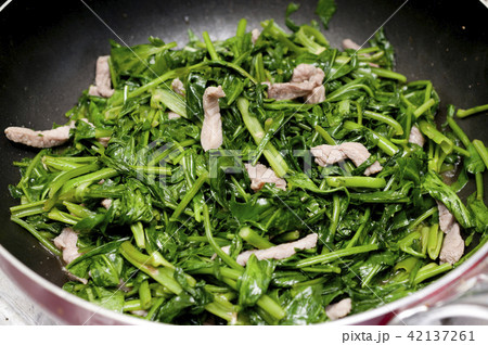 空芯菜の炒め物(料理中) 空芯菜の炒め物(料理中) 42137261