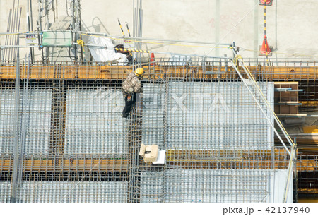 高層ビル・建設現場イメージ・SRC造・鉄筋を施工する作業員 高層ビル・建設現場イメージ・SRC造・鉄筋を施工する作業員 42137940