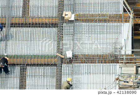 高層ビル・建設現場イメージ・SRC造・鉄筋を施工する作業員 42138090