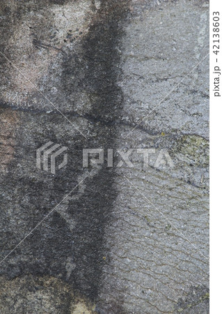 荒い岩肌 42138603