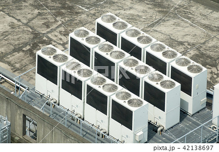 ビルの屋上 イメージ 空調設備の写真素材