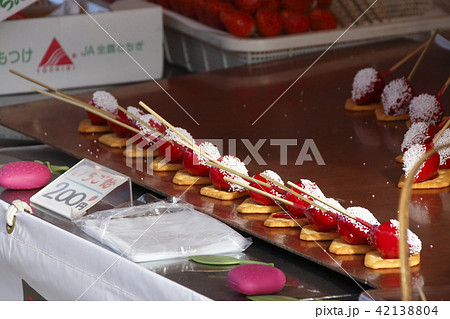 縁日のイチゴ飴 42138804