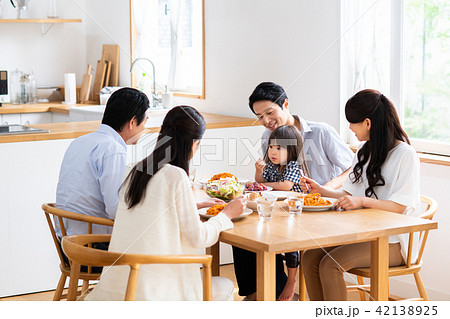 家族 食事 の写真素材