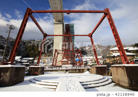 余部橋梁(余部鉄橋)「空の駅」と余部の漁村集落の冬景色「山陰海岸ジオパーク」「山陰海岸国立公園」 余部橋梁(余部鉄橋)「空の駅」と余部の漁村集落の冬景色「山陰海岸ジオパーク」「山陰海岸国立公園」 42138940