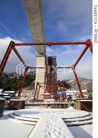 余部橋梁(余部鉄橋)「空の駅」と余部の漁村集落の冬景色「山陰海岸ジオパーク」「山陰海岸国立公園」 余部橋梁(余部鉄橋)「空の駅」と余部の漁村集落の冬景色「山陰海岸ジオパーク」「山陰海岸国立公園」 42138941