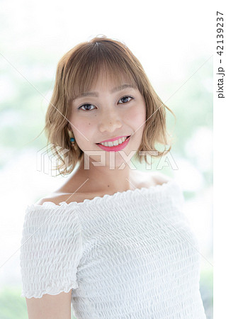 若い女性 ヘアスタイル 若い女性 ヘアスタイル 42139237