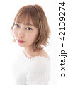 若い女性　ヘアスタイル 42139274