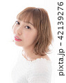 若い女性　ヘアスタイル 42139276