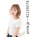 若い女性　ヘアスタイル 42139278