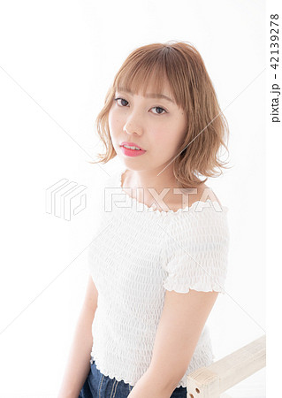 若い女性　ヘアスタイル 42139278