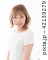 若い女性　ヘアスタイル 42139279