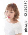 若い女性　ヘアスタイル 42139280