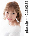 若い女性　ヘアスタイル 42139282