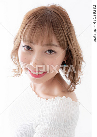若い女性 ヘアスタイルの写真素材