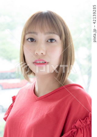 若い女性　ヘアスタイル 42139285
