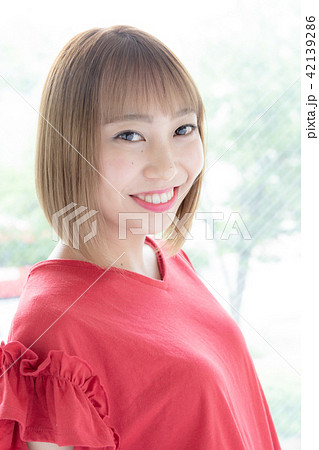 若い女性　ヘアスタイル 42139286