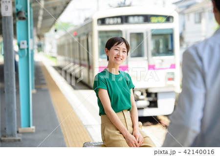ミドル夫婦 旅行 電車 駅 観光 イメージ 撮影協力:京王電鉄株式会社 ミドル夫婦 旅行 電車 駅 観光 イメージ 撮影協力:京王電鉄株式会社 42140016