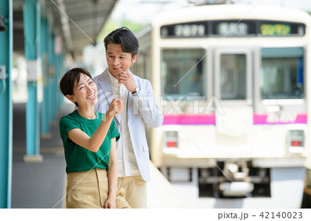 ミドル夫婦 旅行 電車 駅 観光 イメージ 撮影協力:京王電鉄株式会社 ミドル夫婦 旅行 電車 駅 観光 イメージ 撮影協力:京王電鉄株式会社 42140023