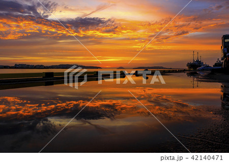 博多湾の夕日 42140471