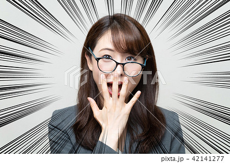 びっくりする女性の写真素材