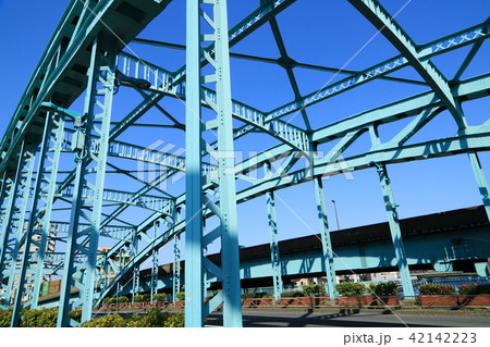 美しいアーチ形を成す千住大橋 42142223