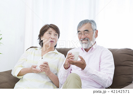明るい老後イメージ　お茶を飲みながら会話するシニア夫婦 42142571