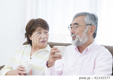 明るい老後イメージ お茶を飲みながら会話するシニア夫婦 明るい老後イメージ お茶を飲みながら会話するシニア夫婦 42142577