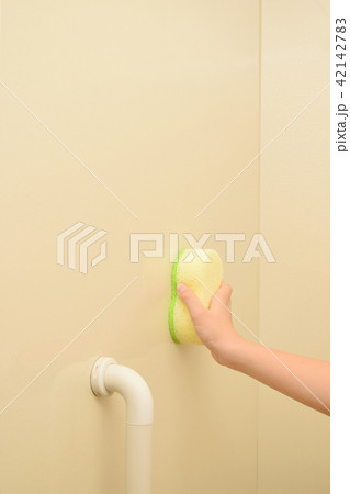 子供のお手伝い　お風呂掃除 42142783