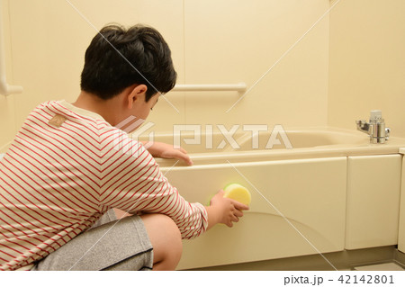 子供のお手伝い お風呂掃除 子供のお手伝い お風呂掃除 42142801