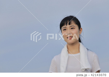 遠くを見つめる女性 遠くを見つめる女性 42143070
