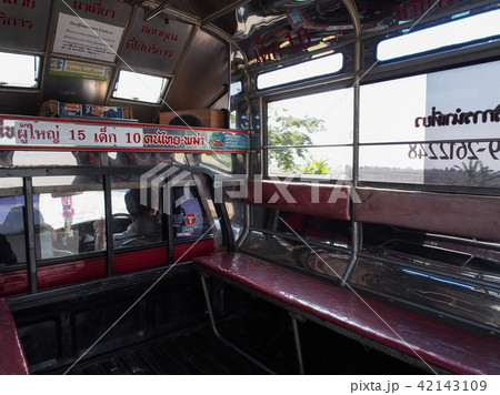 タイのソンテウ車内 / inside of a songthaew, Thailand タイのソンテウ車内 / inside of a songthaew, Thailand 42143109