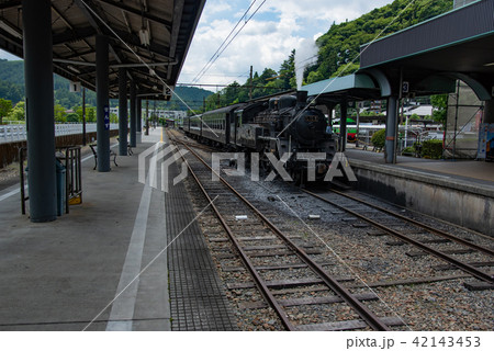 静岡県　大井川鐵道　千頭駅のホームに入線したSL列車 42143453